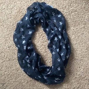 claire’s white and navy star scarf